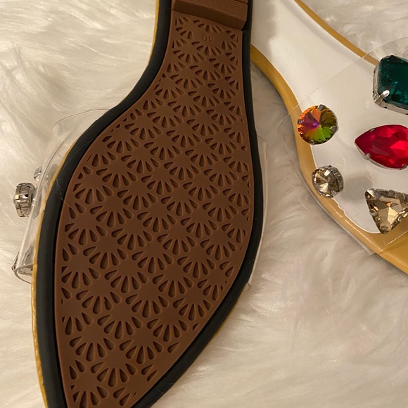 Clear sandals with a twist - Picture 4 of 7